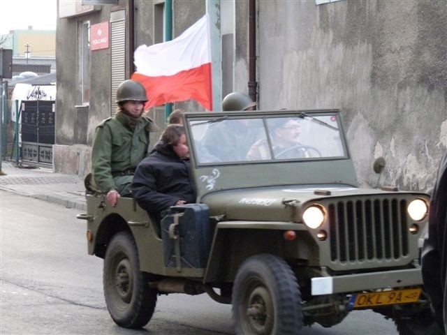 Janusz Tobiś jedzie jeepem z czasów II wojny światowej