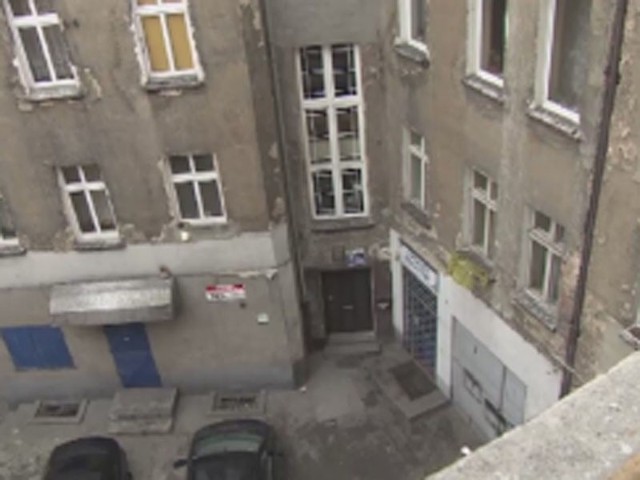 Legnica (woj. dolnośląskie). Dramatyczne sceny rozegrały się w niedzielny (01.03) poranek w jednej z kamienic w Legnicy. Młody mężczyzna siedząc na parapecie okna na drugim piętrze groził, że wyrzuci przez okno swojego 7-miesięcznego syna.