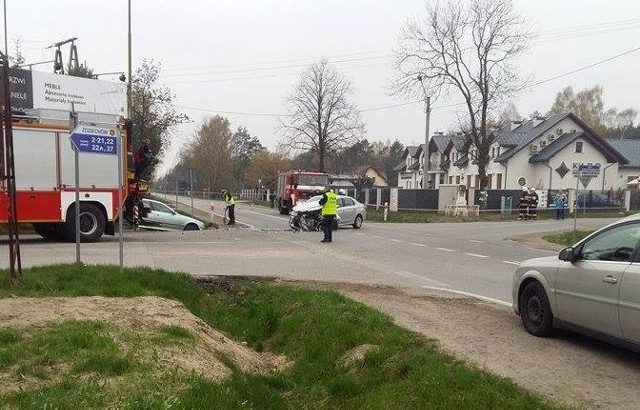 Trzy osoby trafiły do szpitala po wypadku w Milejowicach koło Radomia.