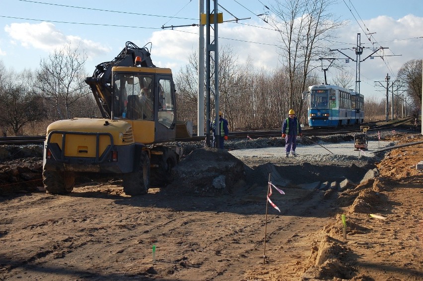 Wrocław: Trwa budowa nowego skrzyżowania przy ul. Kosmonautów (ZDJĘCIA)