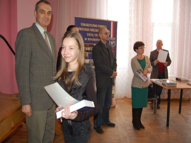 Nagrodę odbiera Karolina Nowaczewska z Gimnazjum w Kowalewie