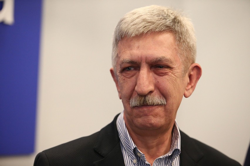 Tadeusz Grabarek, nowy przewodniczący ma  62 lata. Ukończył...