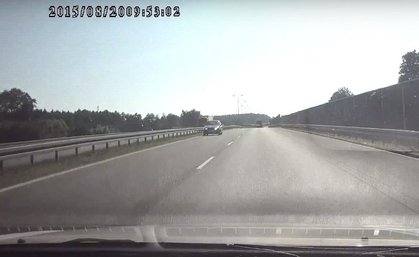 Pod prąd na drodze S8 do Wrocławia. Policja szuka kierowcy fiata punto (ZOBACZ FILM)