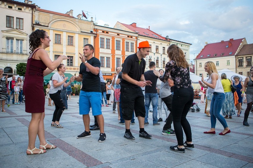 Letnia potańcówka na tarnowskim rynku