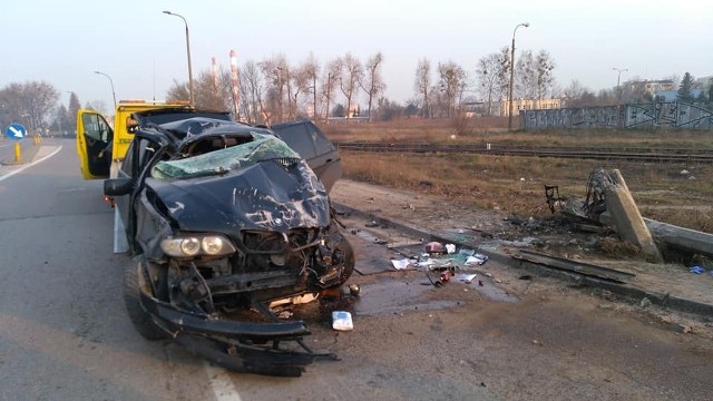 Pijany kierowca bmw-x-5 zanim zakończył rajd na ulicy Towarowej, ściął dwa słupy
