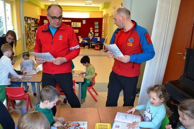 Przedszkolak może uratować życie. Jest pierwszy poradnik dla dzieci [ZDJĘCIA]