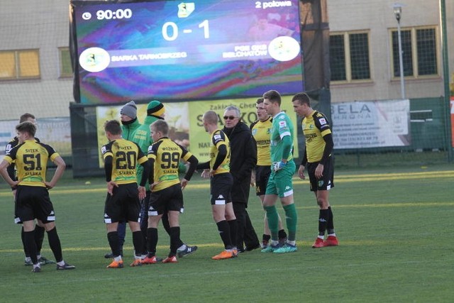 Piłkarze Siarki Tarnobrzeg wraz ze swoim trenerem po przegranym 0:1 meczu z GKS Bełchatów.