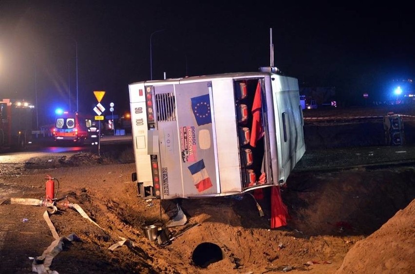 Wypadek autokaru na S3. Wycieczka wracała z jarmarku we Wrocławiu. Autobus przewrócił się na bok. Jedna osoba nie żyje, 24 zostały ranne