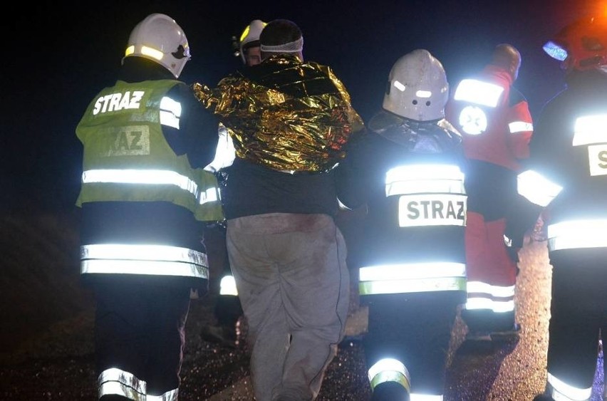 Wypadek autokaru na S3. Wycieczka wracała z jarmarku we Wrocławiu. Autobus przewrócił się na bok. Jedna osoba nie żyje, 24 zostały ranne