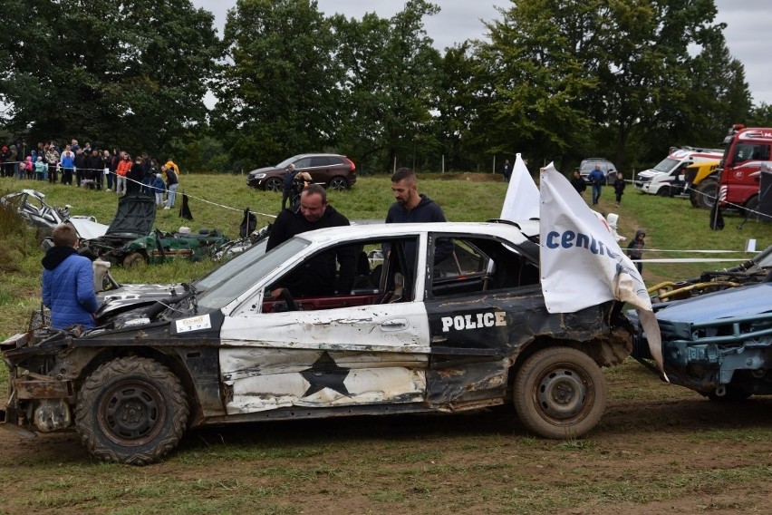 Wyścig złomów w Kościerzynie - wielki finał Wrak Race „Ostatni Dech”!