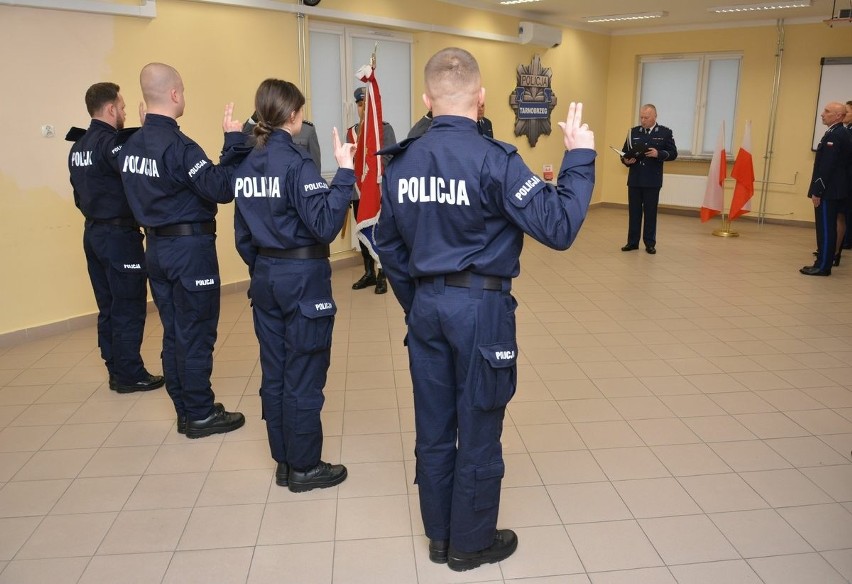 Nowi policjanci w tarnobrzeskiej komendzie. Złożyli ślubowanie i otrzymali legitymacje służbowe. Zobaczcie zdjęcia