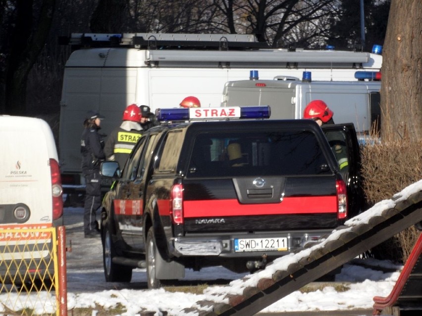 Alarm bombowy w Wodzisławiu Śl. Ewakuowano mieszkańców 10- piętrowego bloku [ZDJĘCIA]