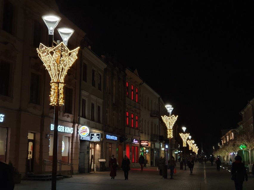 Lublin stroi się już na święta. Przyjechały choinki, szopka, a na deptaku pojawiły się iluminacje 