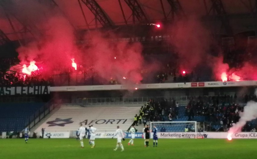 Fani Lechii Gdańsk rzucali racami na boisko i w sektory...