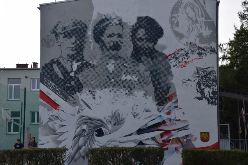 Ściana dumy z polskich bohaterów. Na budynku Zespołu Szkół w Dąbrowie Białostockiej powstał patriotyczny mural (wideo)  