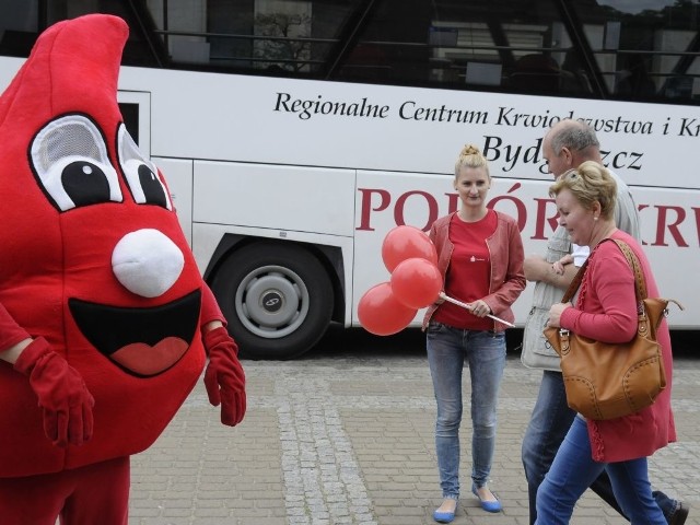 Jedna z akcji poboru krwi w specjalnym autobusie. Do oddawania krwi zachęcała przechodniów kropelka krwi.