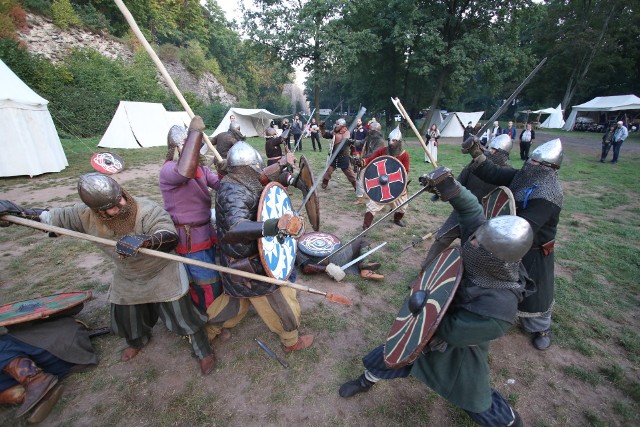 Najbardziej widowiskową atrakcją XV Pikniku Historycznego w Bobrzy była wielka bitwa - inscenizacja obrony wioski Słowian przed atakiem Wikingów.