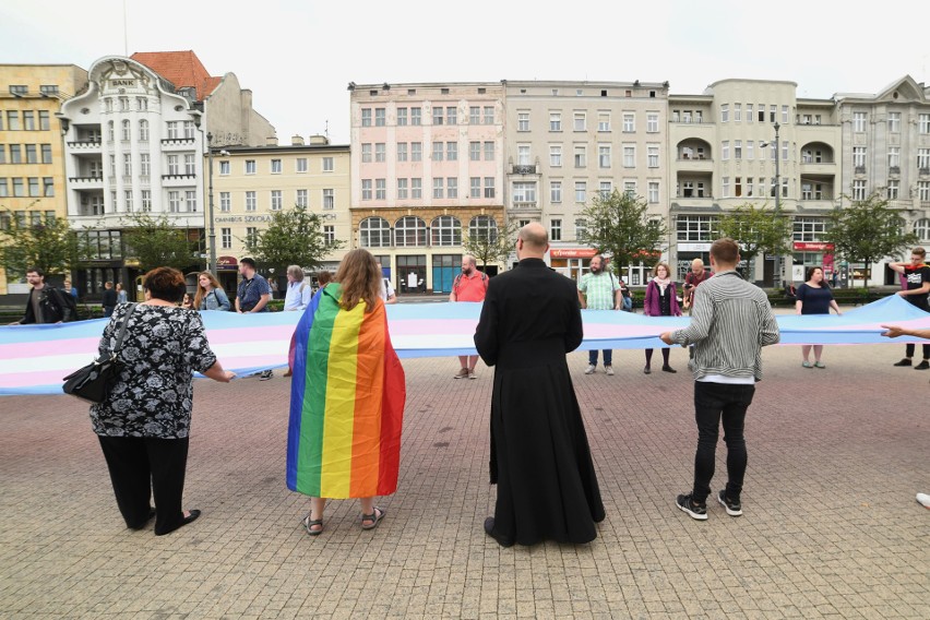 We wtorek wieczorem pojawiła się długa, kolorowa flaga....