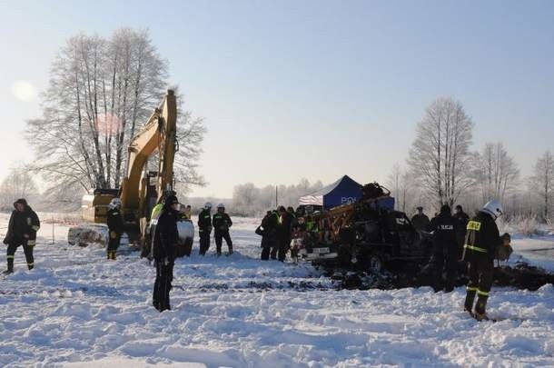 Z Narwi wyłowiono czarnego nissana ze zwłokami geologa w środku. Nurkowie poszukują drugiego ciała (nowe informacje, wideo, zdjęcia) 