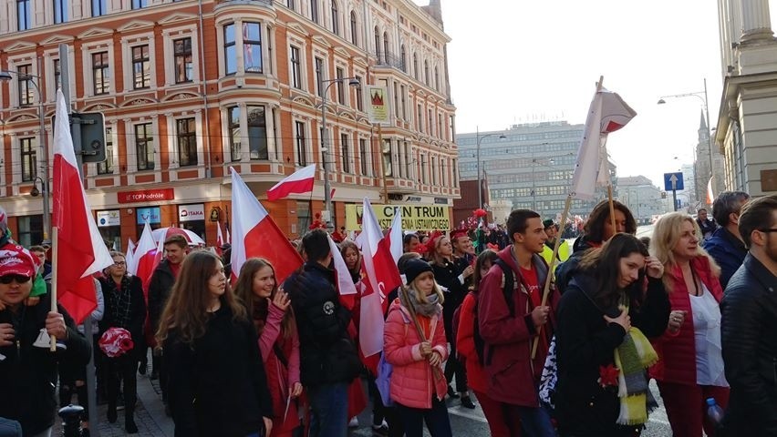 Radosna Parada Niepodległości przeszła przez Wrocław [ZDJĘCIA]