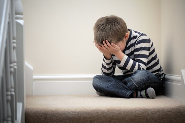 Strasznie dzieci to powszechna i bardzo szkodliwa praktyka, która może mieć dalekosiężne skutki.