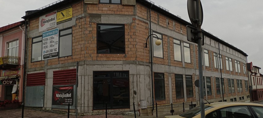 Galeria Tęczowa w Jędrzejowie nadal niedokończona, chociaż otwarcie planowano na koniec 2020 roku. Jakie będą jej dalsze losy?