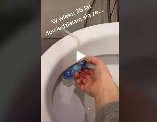 Filmik z TikToka, który pokazuje jak prawidłowo powinno się mocować zawieszkę do WC, bije w sieci rekordy popularności. Można go obejrzeć TUTAJ