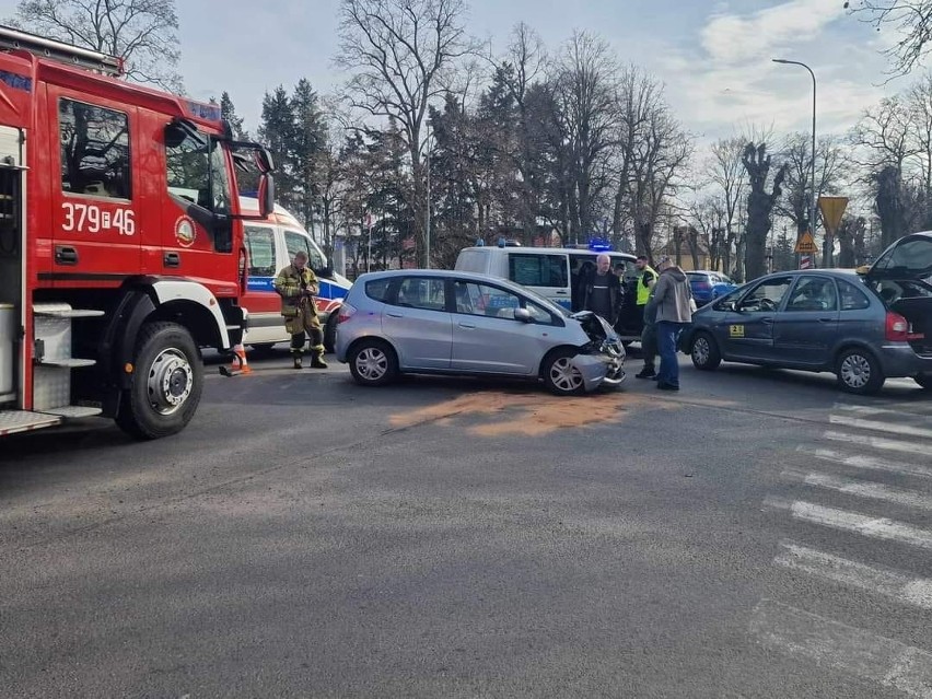 Trzy auta zderzyły się na skrzyżowaniu w Skwierzynie.