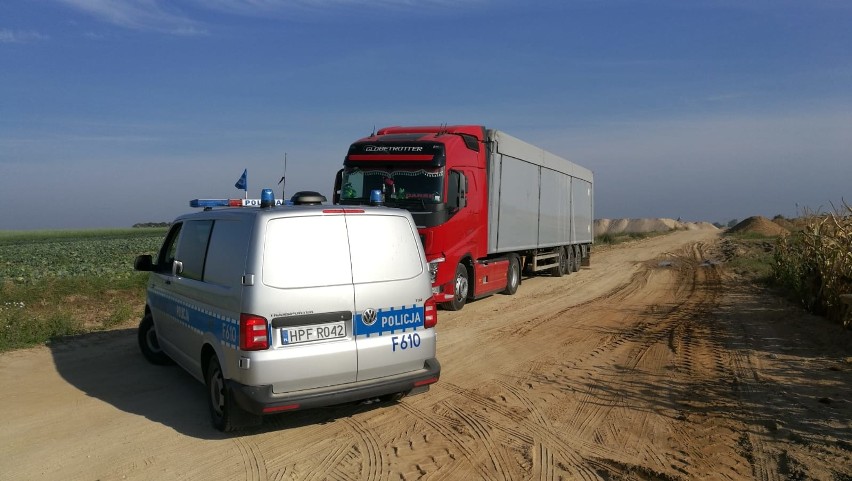 Nielegalne wysypisko śmieci w Małkowie. Policjanci zatrzymali ciężarówki, które przewoziły ponad 100 ton odpadów na stare żwirowisko [FOTO]