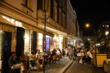 Kraków. Ogródki kawiarniane nielegalnie "puchną" zabierając mieszkańcom przestrzeń. Radni mają pomysł na rozwiązanie problemu [ZDJĘCIA]