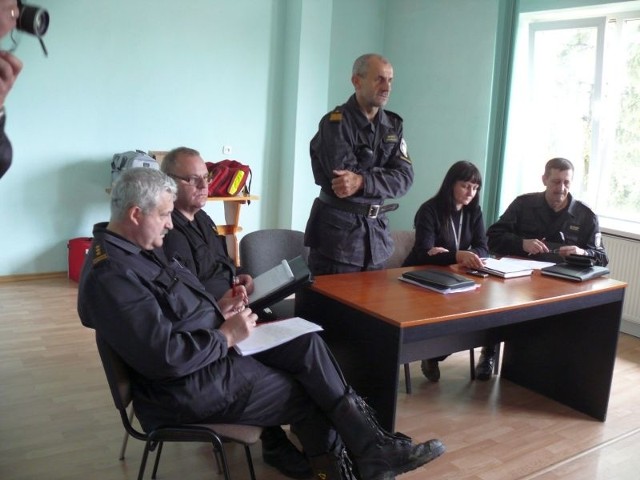 W południe w komendzie Powiatowej Państwowej  Straży Pożarnej w Sandomierzu odbyło się posiedzenie sztabu kryzysowego z udziałem zastępcy komendanta głównego PSP nadbrygadiera Marka Kowalskiego