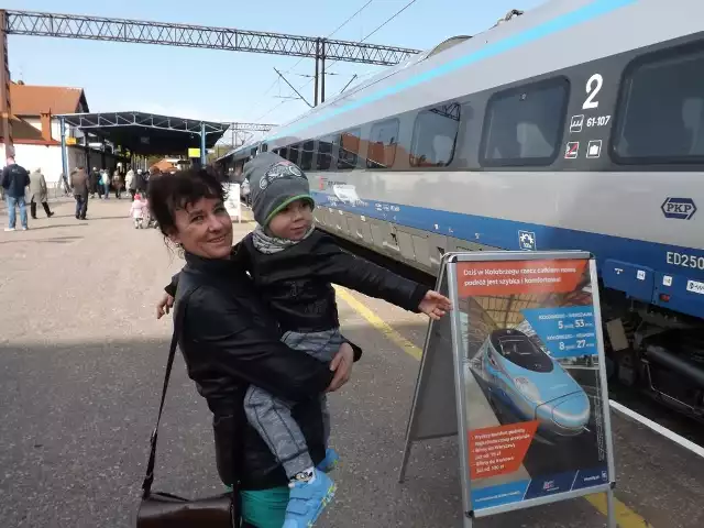 W sobotę rano, w Kołobrzegu, na tydzień przez rozpoczęciem regularnych kursów, mieszkańcy powitali pociąg Pendolino