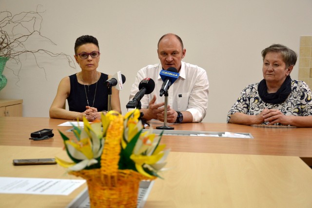 Konrad Mężyński, z prawej zastępca dyrektora „ambulatorium przy hucie” Zofia Jurkowska, z lewej Edyta Kalandyk