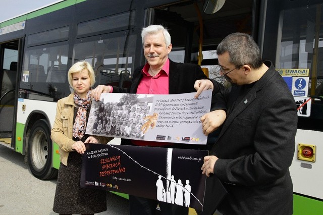 Takie plansze możemy zobaczyć w ponad 70 autobusach komunikacji miejskiej. Prezentują je (na zdjęciu od lewej) Sylwia Trzeciakowska &#8211; kierownik działu badań zsyłek i deportacji w muzeum, Dariusz Ciszewski &#8211; prezes białostockiego KPKM i Piotr Januszek &#8211; adiunkt w Muzeum Wojska.