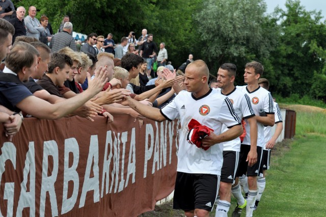 Marcin Siedlarz (na pierwszym planie) nie po raz pierwszy w tym sezonie zasłużył na gratulacje od kibiców