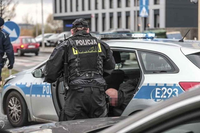 W poniedziałek, 19 listopada, strażacy zatrzymali kompletnie pijanego kierowcę mercedesa. Jeździł po chodnikach w centrum miasta. Na miejsce wezwali policję. Podczas zatrzymani pijany zaczął szarpać się z policjantami. Jeden z mundurowych trafił do szpitala z podejrzeniem złamania nogi. Kierowca był tak pijany, że nie był w stanie dmuchnąć w alkomat.Po godz. 12.00 strażacy jadąc służbowym samochodem zobaczyli mercedesa. Kierowca jechał zygzakiem ul. Wandy w centrum miasta. Wjeżdżał na chodniki. Na skrzyżowaniu ul. Wandy z ul. Wojska Polskiego strażacy zatrzymali mercedesa. – Strażacy wyjęli kierowcy kluczyki ze stacyjki i wezwali policję – mówi podinsp. Małgorzata Stanisławska, rzeczniczka zielonogórskiej policji.Na miejsce szybko dotarł zaalarmowany patrol. Pijany kierowca nie chciał dać się zatrzymać. Zaczął szarpać i uderzać policjantów. Jeden z mundurowych został ranny. Trafił do szpitala z podejrzeniem złamania nogi.Agresywny pijany kierowca został obezwładniony. Skutego kajdankami mężczyznę policjanci umieścili w radiowozie. Tam momentami przysypiał. Z miejsca zdarzenia został przewieziony na komendę policji. Nie mógł sam iść. Bełkotał.PRZECZYTAJ: PIJANY KIEROWCA ŚCIĄŁ SŁUPKierowca mercedesa był tak mocno pijany, że mimo kilku prób, nie był w stanie dmuchnąć w alkomat na komendzie policji. – Został przewieziony do szpitala. Tam została mu pobrana krew do badań pod kątem obecności alkoholu – mówi podinsp. Stanisławska.Mercedesa na polecenie policji zabezpieczyła pomoc drogowa. Samochód na lawecie został zabrany ze środka skrzyżowania na strzeżony parking.Kierowcy mercedesa grozi teraz kara nawet dwóch lat więzienia za jazdę po pijanemu, zakaz prowadzenia pojazdu i wysoka grzywna. Odpowie również za naruszenie nietykalności cielesnej policjanta.Zobacz też wideo: Tragiczny wypadek na niestrzeżonym przejeździe kolejowym w Sarbiewie. Zginęła pasażerka citroena, trzy osoby ranne