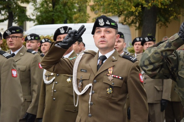 W piątek, 4 października, odbyło się święto 4. Zielonogórskiego Pułku Przeciwlotniczego im. gen. dyw. Stefana Roweckiego „Grota”. Już od godziny 14.00 można było podziwiać wojskowy sprzęt, który został ustawiony na placu przy byłym Centrum Biznesu w Zielonej Górze. Z kolei na godzinę 16.30 na pl. Bohaterów zaplanowano uroczysty apel, podczas którego wręczono nominacje na wyższy stopień i podziękowania dla wyróżniających się żołnierzy. Nas również nie mogło tam zabraknąć. Zobaczcie zdjęcia z tego wydarzenia. :) Film z uroczystości: