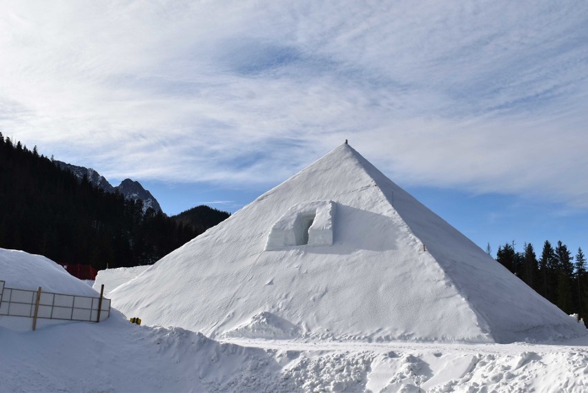 Zakopane. Śnieżny labirynt i bajkowe igloo gotowe. Obok gigantyczna piramida 