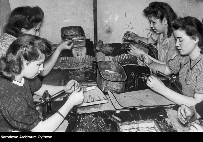 Kobiety podczas wyrobu szklanych cygarniczek.