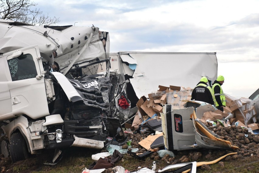 Tragiczny wypadek na DK 22 w gminie Miłoradz. Zderzyły się cztery samochody, zginęło dwóch kierowców