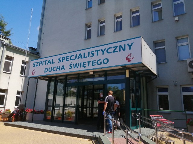 Sandomierski szpital wprowadził całkowity zakaz odwiedzin z powodu nowego zakażenia  koronawirusem . Przy wejściu do Specjalistycznego Szpitala Ducha Świętego w Sandomierzu nadal dyżurują żołnierze Wojsk Obrony Terytorialnej, którzy dostarczają chorym ubrania, środki czystości, żywność  i inne przedmioty przekazane przez rodzinę lub znajomych.