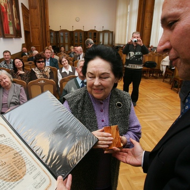 Pani Łucja Niewolewska pomagała rodzicom ukrywać żydowską rodzinę. W ich imieniu odebrała z rąk zastępcy ambasadora Izraela, Yossefa Levy'ego, medal przyznany pośmiertnie Stanisławowi i Joannie Drozdom przez Instytut Yad Vashem w Jerozolimie.