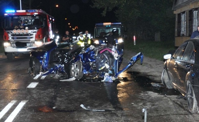 Z naszych informacji wynika, że mazda odbiła się od przydrożnego płotu. Samochód obrócił się i prawdopodobnie mercedes uderzył jeszcze w jej przód.