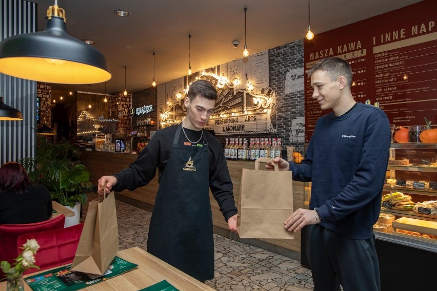 Obsługa Cafe Kino w trakcie przygotowania jednej z paczek...