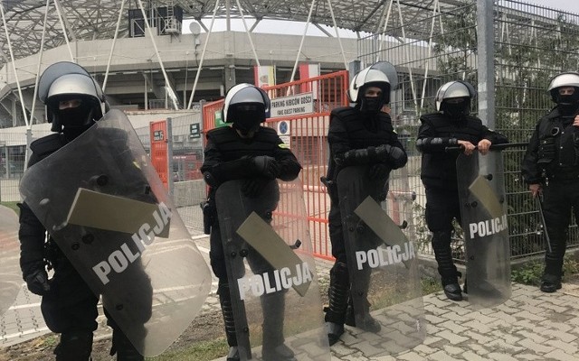 Policjanci zatrzymali dwóch pseudokibiców, którzy 26 sierpnia wtargnęli na murawę podczas meczu pomiędzy drużynami BKS Stal Bielsko-Biała i Czarni Góral Żywiec