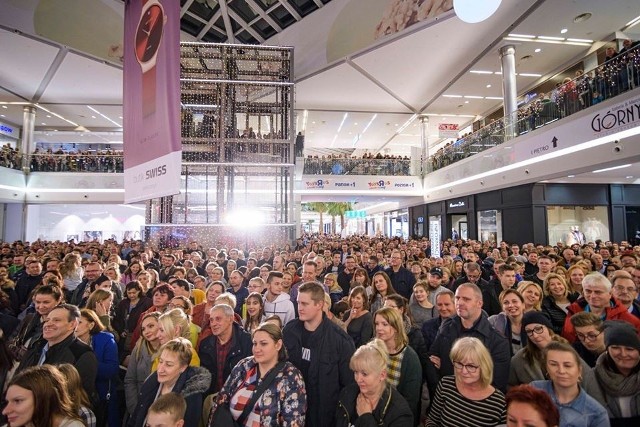 Z okazji swoich 8. urodzin centrum handlowe Toruń Plaza zorganizowało loterię, w której główną nagrodą był nowiutki mercedes. Gościem podczas finału zabawy była znana prezenterka telewizyjna Dorota Gardias. Zobaczcie zdjęcia z imprezy!