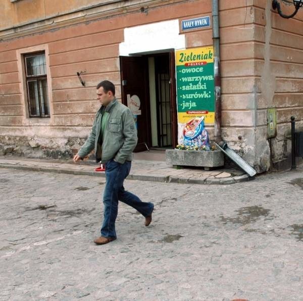 Obecnie jest to jedyna droga dojazdowa na Mały Rynek, zdaniem mieszkańców zbyt wąska. Strażacy uspokajają - wóz gaśniczy tędy wjedzie.