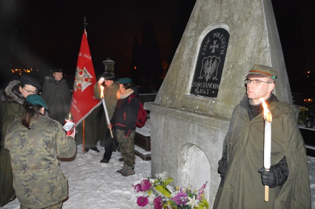 Apel przy mogile powstańców na cmentarzu w Rozwadowie.