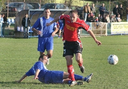 Tomasz Kiliański (w czerwonej koszulce) to obecnie podstawowy zawodnik szydłowieckiej drużyny. 