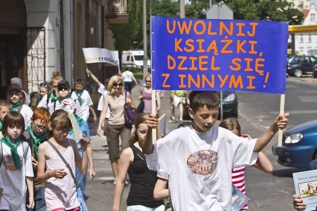 Nie tylko z transparentami, ale i książkami w rękach uczestnicy przemarszu promują czytelnictwo podczas Święta Wolnych Książek